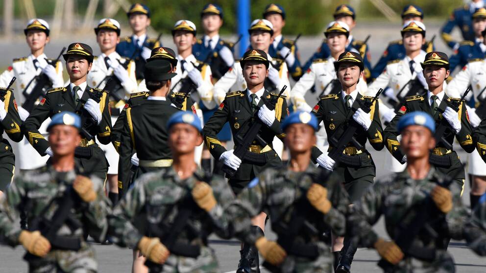 Kinesiska soldater övar inför 70-årsjubileet av grundandet av Folkrepubliken Kina.