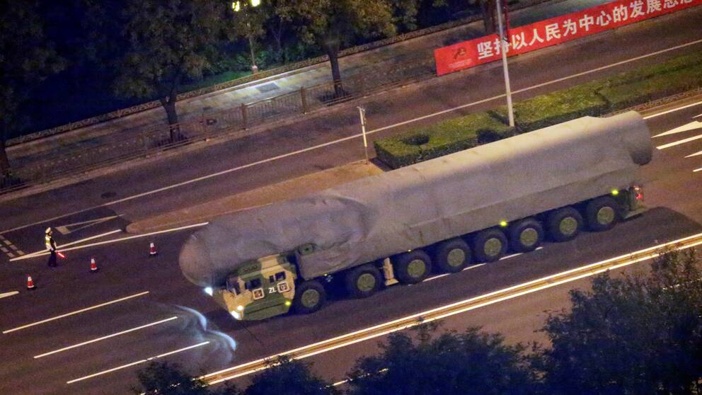Ett militärt fordon transporterar vad som tros vara en ballistisk robot som ska visas upp när Folkrepubliken Kina firar 70 år. 