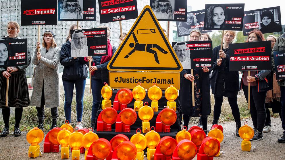 Organisationen Reportrar utan gränser protesterar framför Saudiarabiens ambassad i Berlin i Tyskland. De fördömer mordet på Jamal Khashoggi.