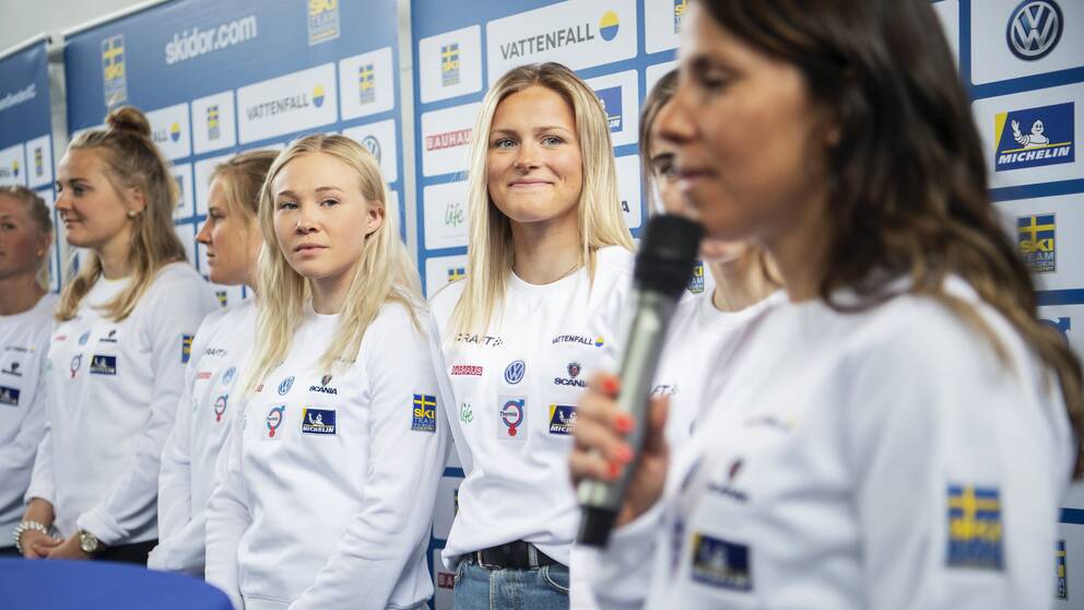Stina Nilsson, Hanna Falk, Jonna Sundling, Frida Karlsson och Charlotte Kalla under en presskonferens