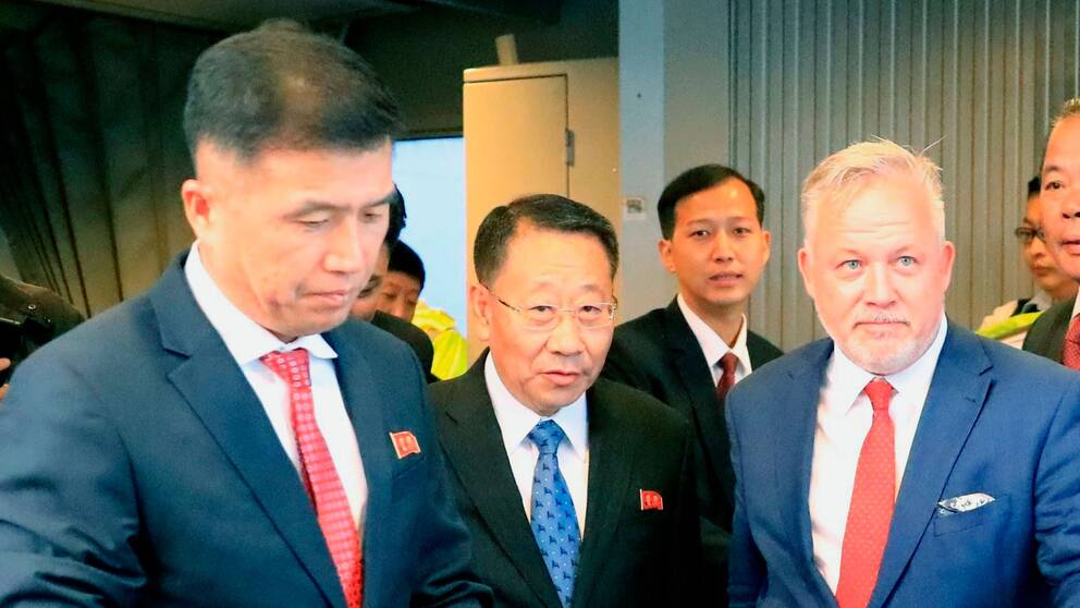Nordkoreas kärnvapenförhandlare Kim Myong-Gil (mitten) togs emot av ambassadör Kent Härstedt (höger) på Arlanda den 3 oktober 2019.