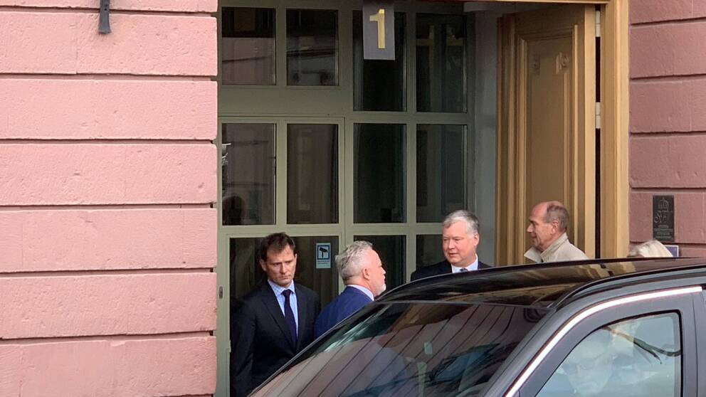USA:s sändebud Stephen Biegun (andra höger) lämnar ett möte på Utrikesdepartementet i Stockholm den 4 oktober 2019. Han talar med ambassadör Kent Härstedt (andra vänster). 