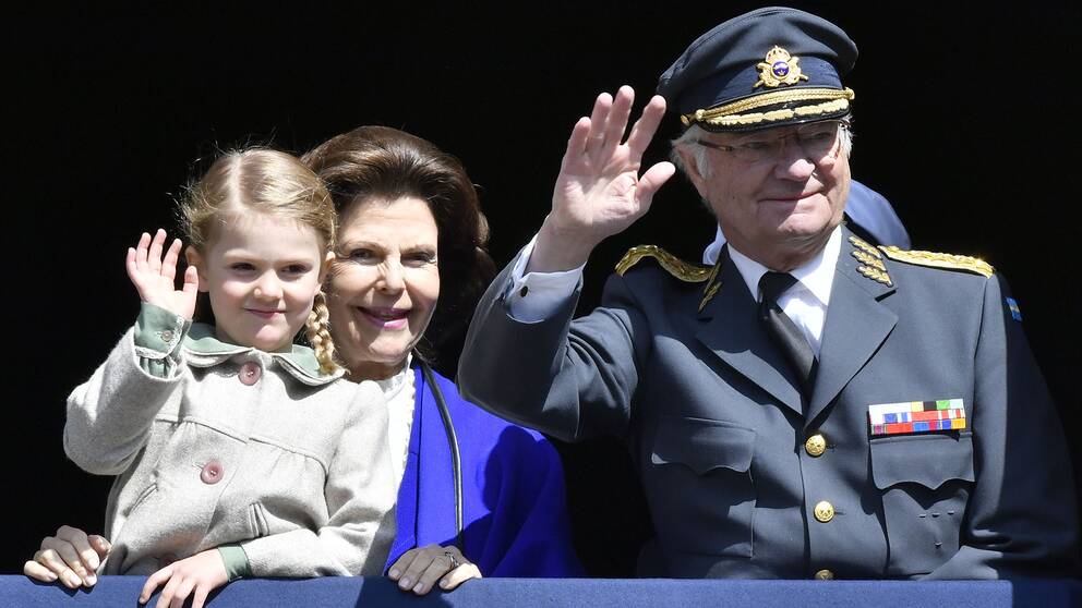 Prinsessan Estelle, drottning Silvia och kungen.