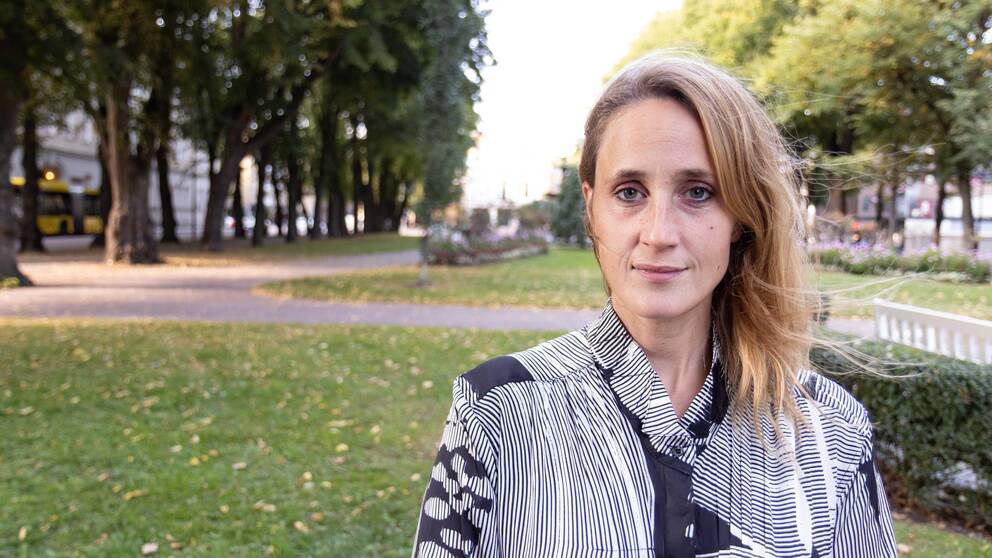 porträttbild på Joanna Wågström: en kvinna i stadsmiljö utomhus