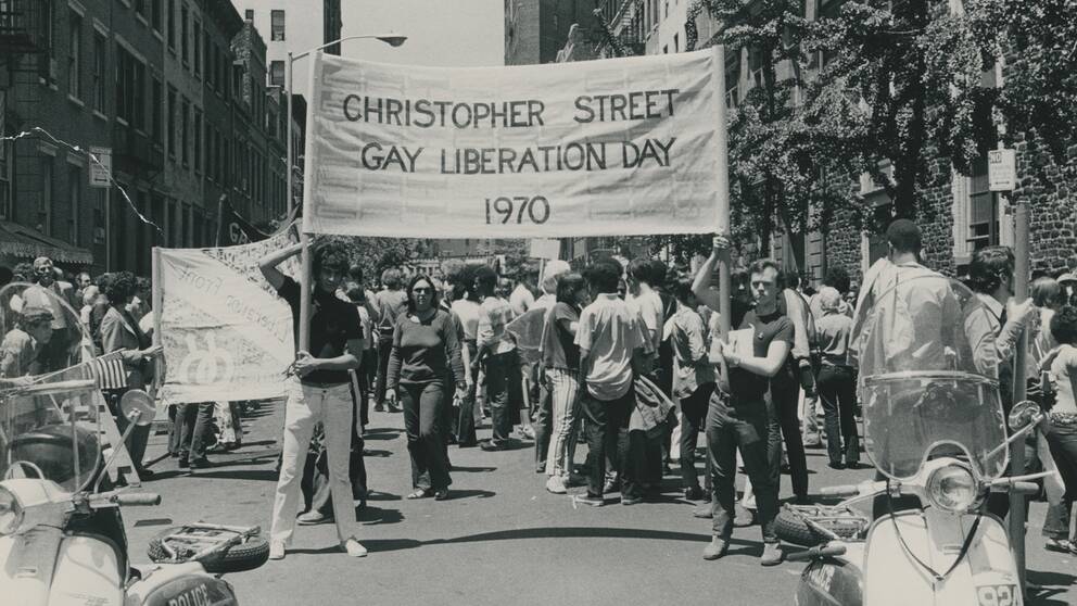 En pride-protest i New York 1970. Demonstranter bär en banderoll på vilken det står ”Christopher Street Gay Liberation Day 1970”