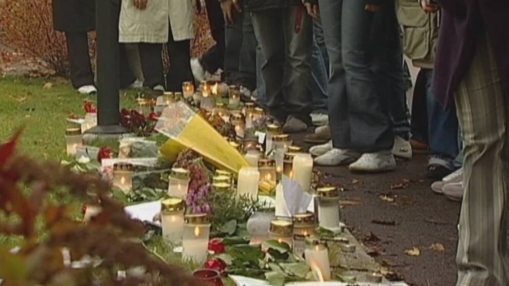 Sörjande på platsen för dubbelmordet i Linköping för 10 år sedan