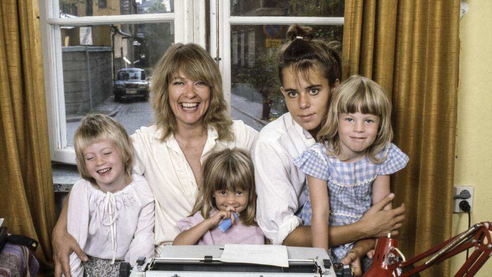 Författaren Anna Wahlgren med fyra av sina barn.