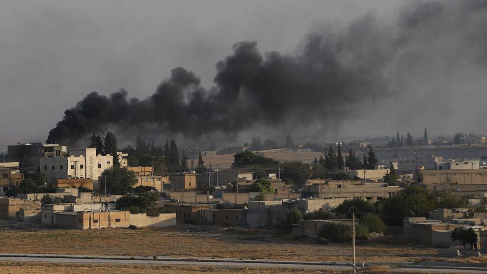 Rök stiger upp i Tal Abyad i Syrien efter en bombning av Turkiet.