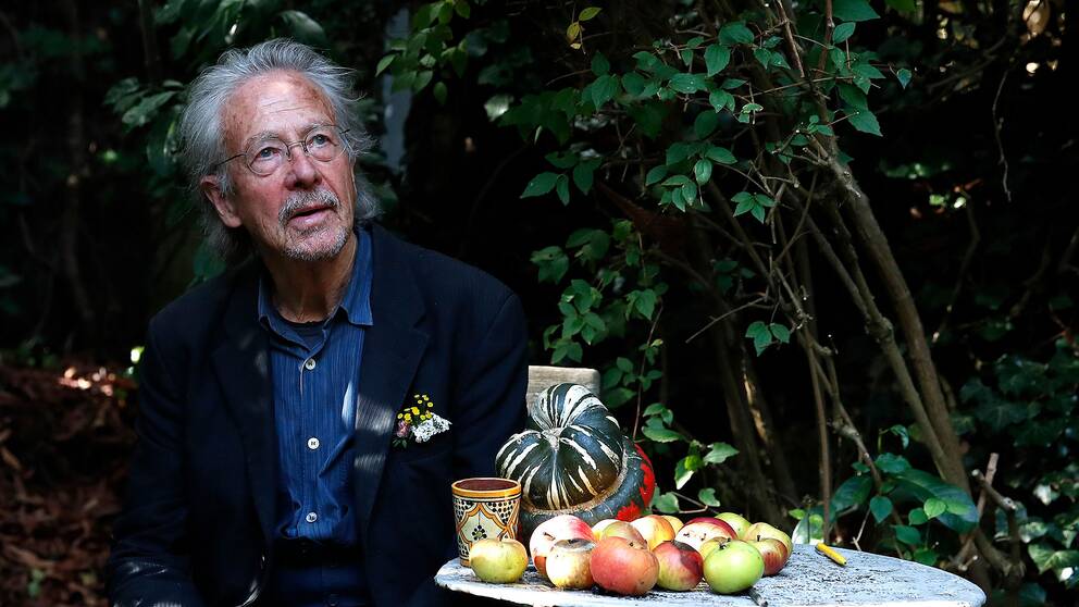 Peter Handke tog emot världspressen i sin trädgård i torsdags, efter att ha tillkännagivits som mottagare av 2019 års Nobelpris i litteratur.