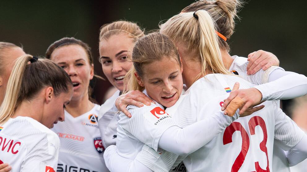 Rosengårdsspelarna jublar efter Anna Anvegårds 1-0-mål.