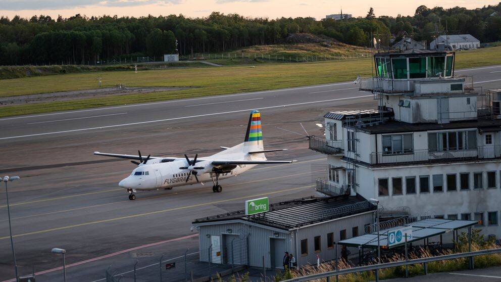 Ett flygplan tillhörande BRA startar vid Bromma flygplats