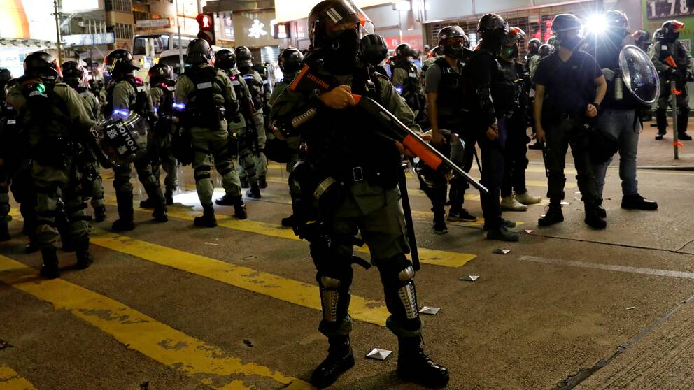 Polis vid en demokratidemonstration i Hongkong.