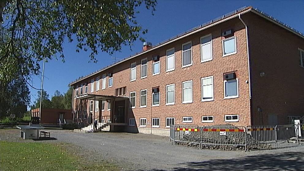 exteriörbild på Ångsta skola, en tegelbyggnad i två våningar