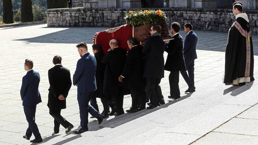 Francos kista bärs ut ur Valle de los Caídos av familjemedlemmar.