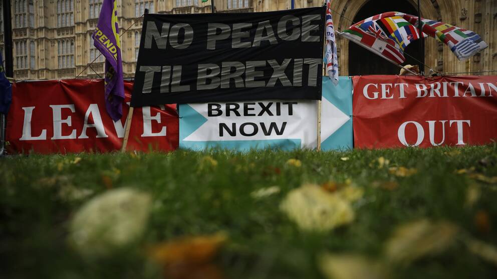 Skyltar med budskap för en snabb brexit, utanför parlamentet i London.