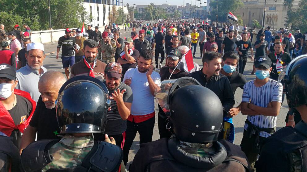 Irakisk kravallpolis har ställt upp medan demonstranter samlas för en demonstration i Bagdad under fredagen.