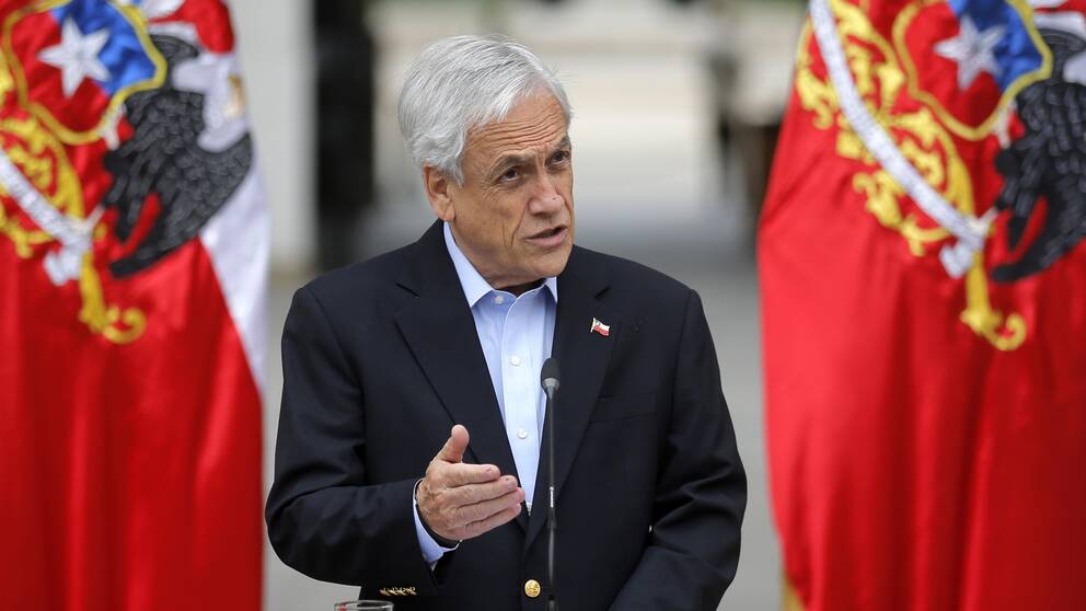 Chiles president Sebastian Piñera gör om sin regering efter omfattande protester i landet.