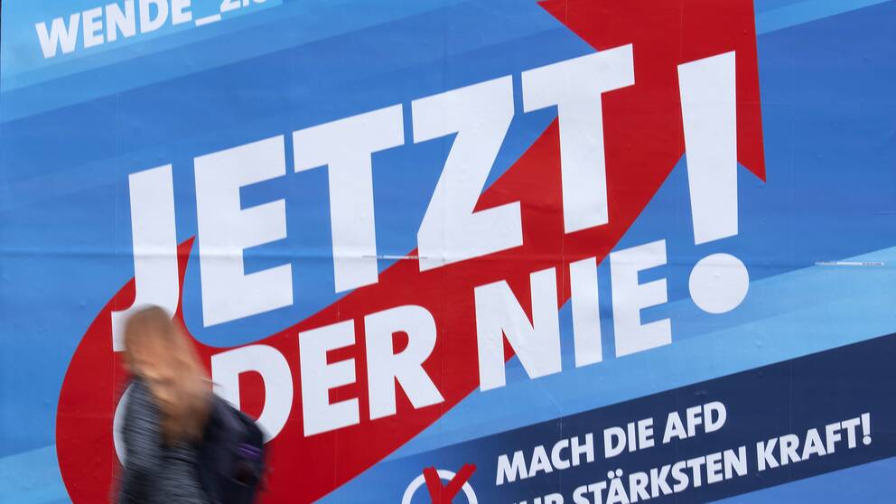 Kvinna som går förbi en valaffisch från partiet Alternativ för Tyskland (AFD) under valet i tyska Thüringen. Det tyska vänsterpartiet Die Linke blev största parti i valet men högernationalistiska AFD ökade kraftigt i valet.