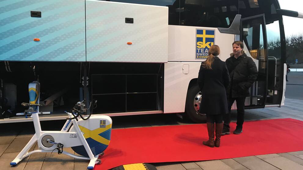 Skidlandslagets specialbyggda buss tillverkad i Södertälje