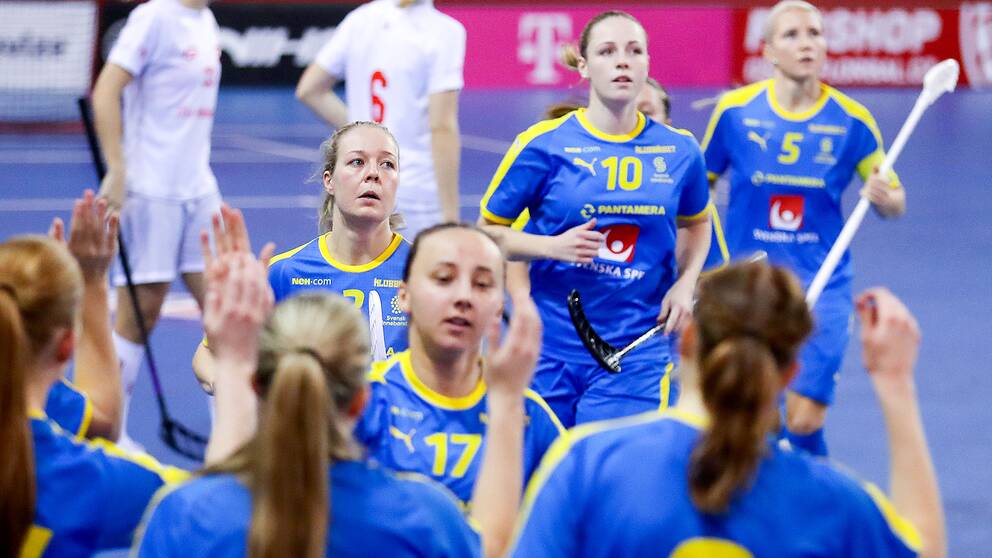 Sveriges Cornelia Fjellstedt och Amanda Delgado Johansson jublar med lagkamrater en match mot Schweiz i oktober.
