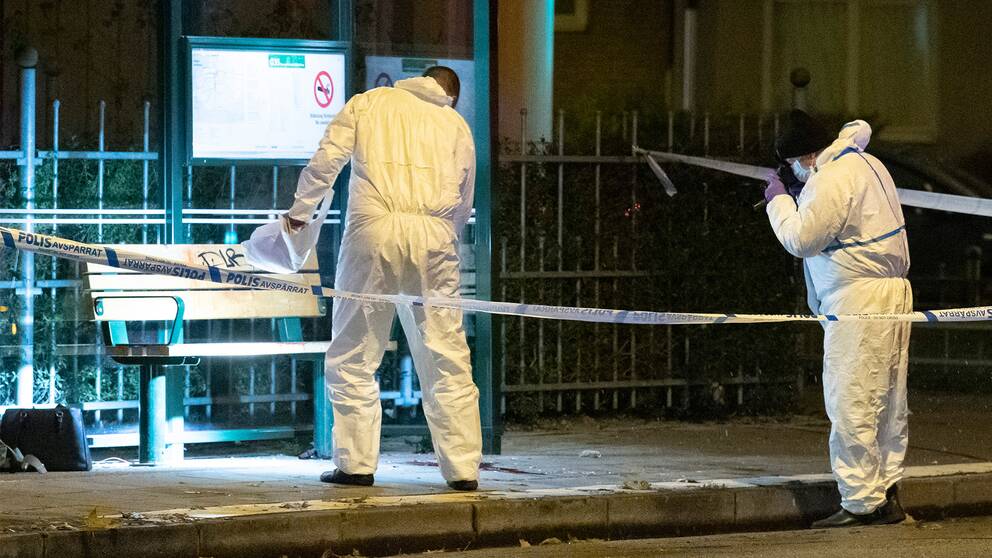 Brottsplatstekniker på Lönngatan i Malmö där en kvinna misshandlades och fick livshotande skador.