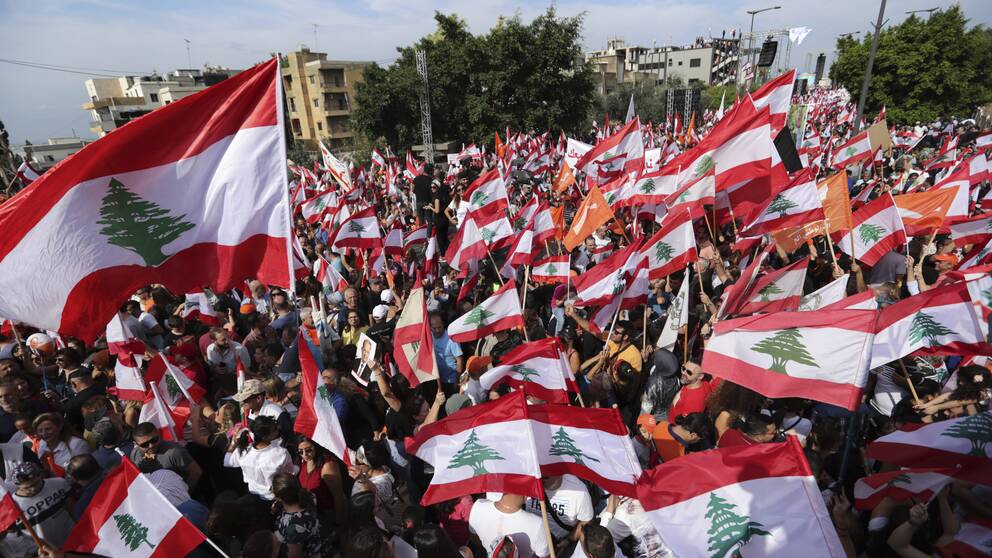 Demonstranter protesterar i närheten av presidentpalatset i Beirut den 3 november 2019.