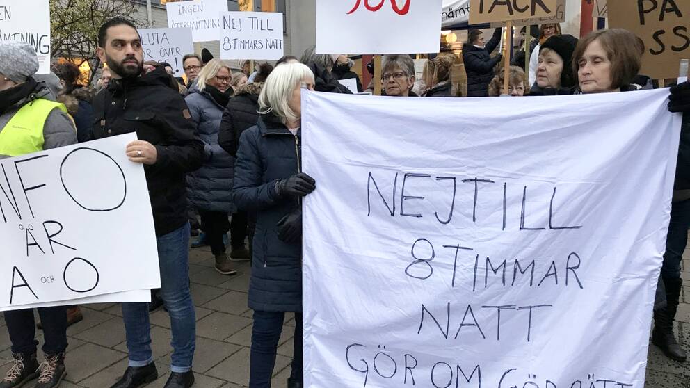 Undersköterskor demonstrerade på torsdagsmorgonen i Lindesberg mot kortare nattpass.