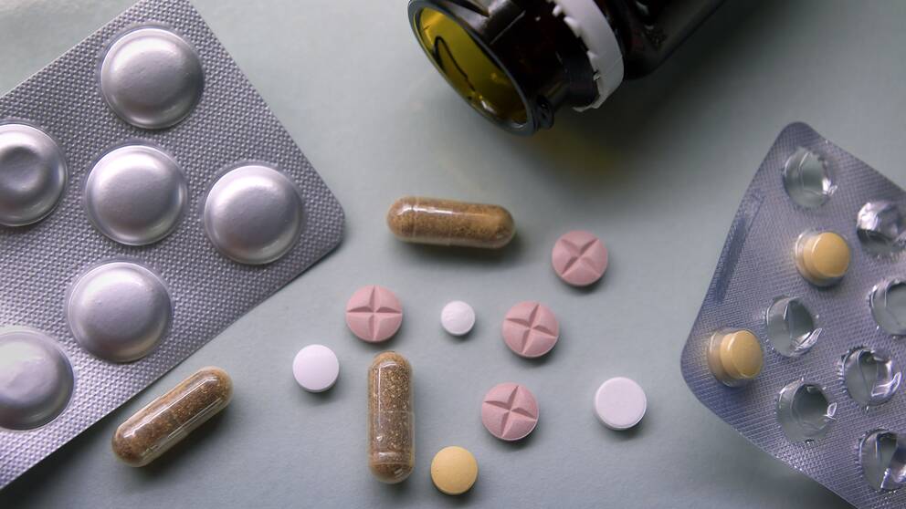 Medicin på ett bord.