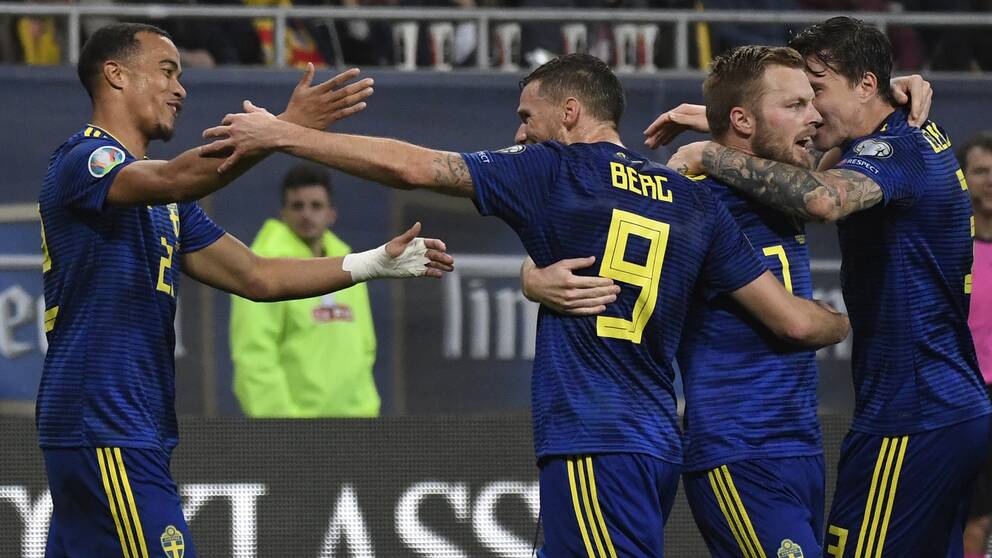 Sverige firar efter Robin Quasions 2-0-mål mot Rumänien.
