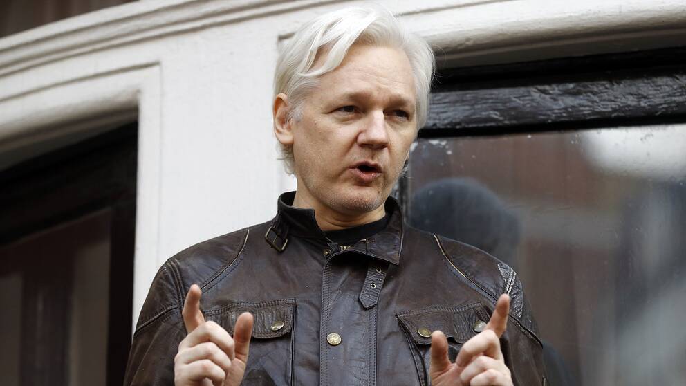 Julian Assange talar utanför Ecuadors ambassad efter att den svenska förundersökningen lades ned 2017. Den återupptogs i maj 2019.
