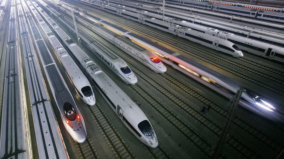 Statens planering inför en eventuell höghastighetsbana i Sverige har flera brister, konstaterar Riksrevisionen i en ny granskning. Här syns snabbtåg i staden Wuhan i Hubei-provinsen, Kina.