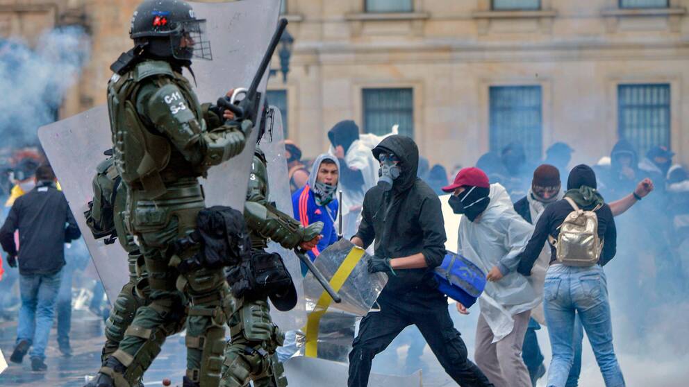 Kravallpolis och demonstranter i Colombias huvudstad Bogota den 21 november 2019.