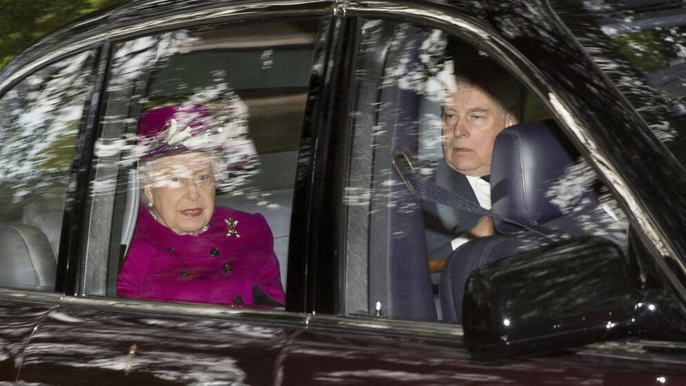 Storbritanniens drottning Elizabeth på väg med sin son prins Andrew till en gudstjänst i Skottland en söndagsförmiddag i september