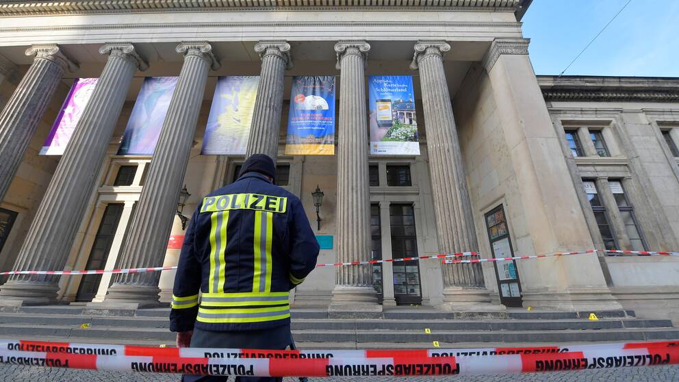 Polisanställd utanför muséet Gröna Valvet i tyska Dresden. 