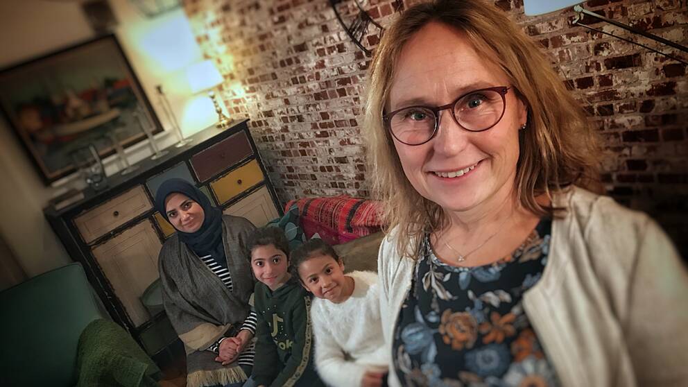 Manal Fadel med barnen Maya och Aya sitter i sin soffa i lägenheten hemma hos Tina Björn-Rasmussens hus.