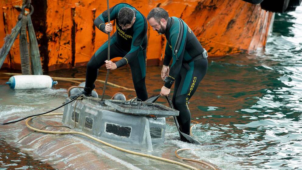 Spanska dykare på ubåten som upptäcktes i nordvästra Spanien den 26 november 2019.