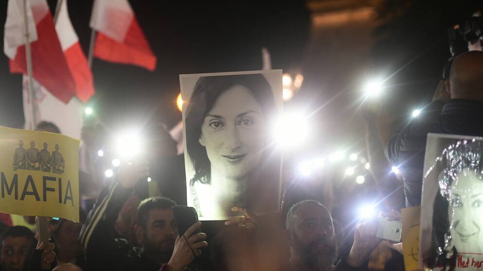 Demonstranter håller upp en bild på journalisten Daphne Caruana Galizia, under protester utanför kontoret till Maltas premiärminister, Joseph Muscat.