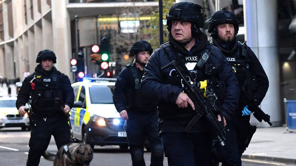 Poliser patrullerar området runt London Bridge efter terrorattacken där två personer och flera skadades.
