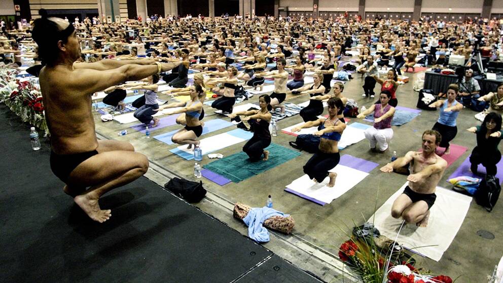 Bilden visar Bikram Choudhury som undervisar en grupp i sitt yogacenter i Los Angeles 2003. Efter anklagelser om sexuella övergrepp har han lämnat USA men fortsätter att undervisa i Mexiko.