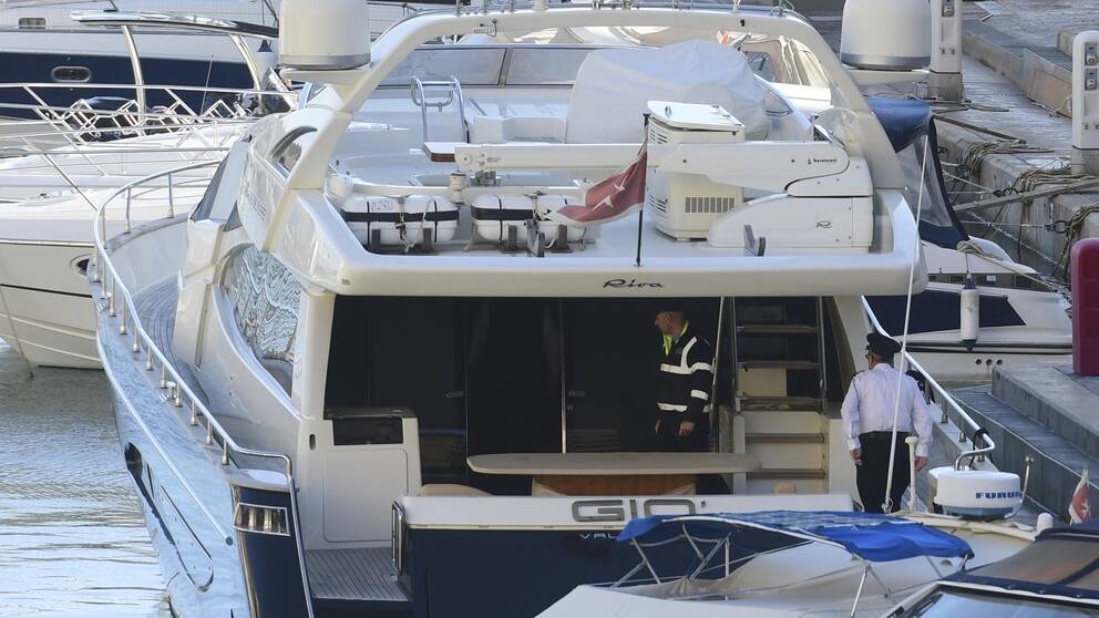Affärsmannen Yorgen Fenech grips på en yacht när han är på väg från Malta.
