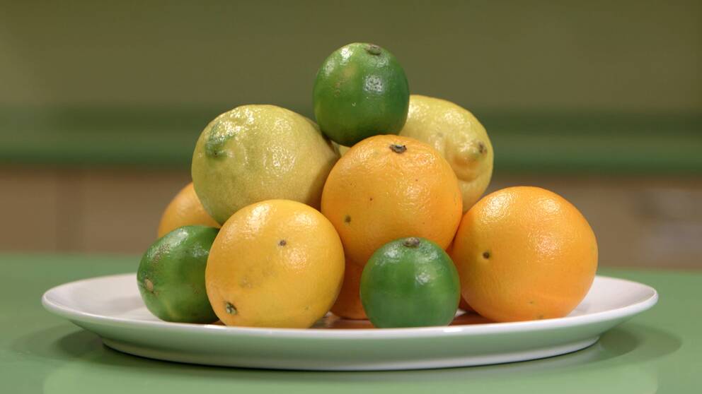 Bild på fat med citrusfrukterna lime, apelsin och citron.