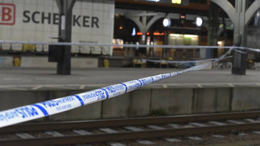 Tejp uppsatt av polisen vid avspärrning vid Lunds centralstation.