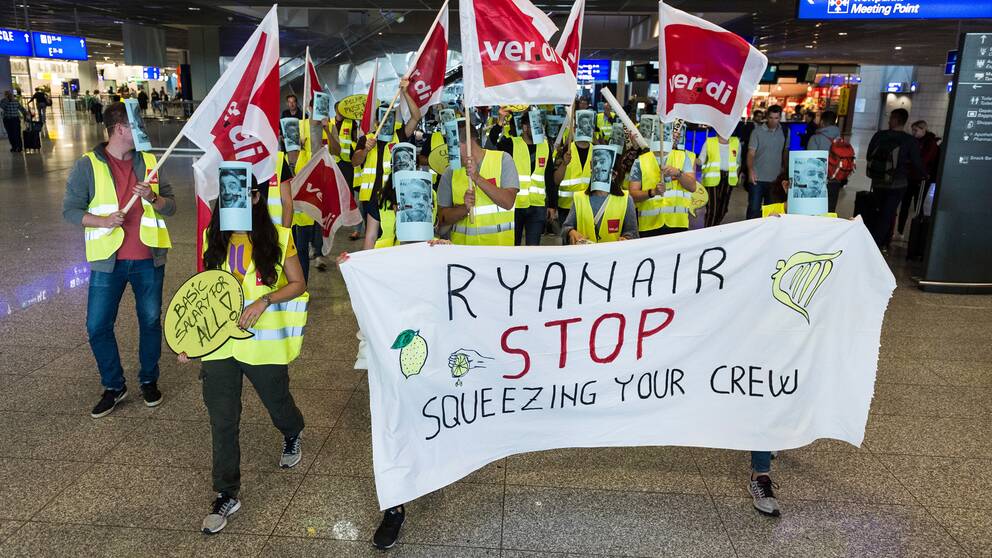 Ryanair-anställda som demontrerar mot bolaget på flygfältet i Frankfurt under en strejk i september 2018.