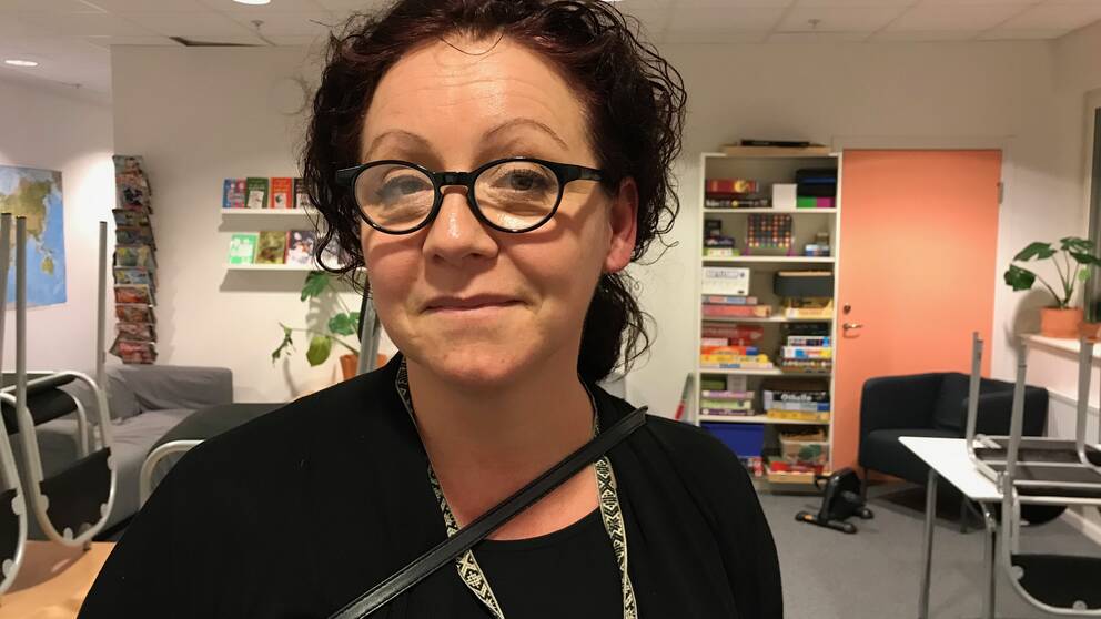 Rektorn Susanne står i uppehållsrummet på resursskolan Aspdammskolan i Hammarby Sjöstad.