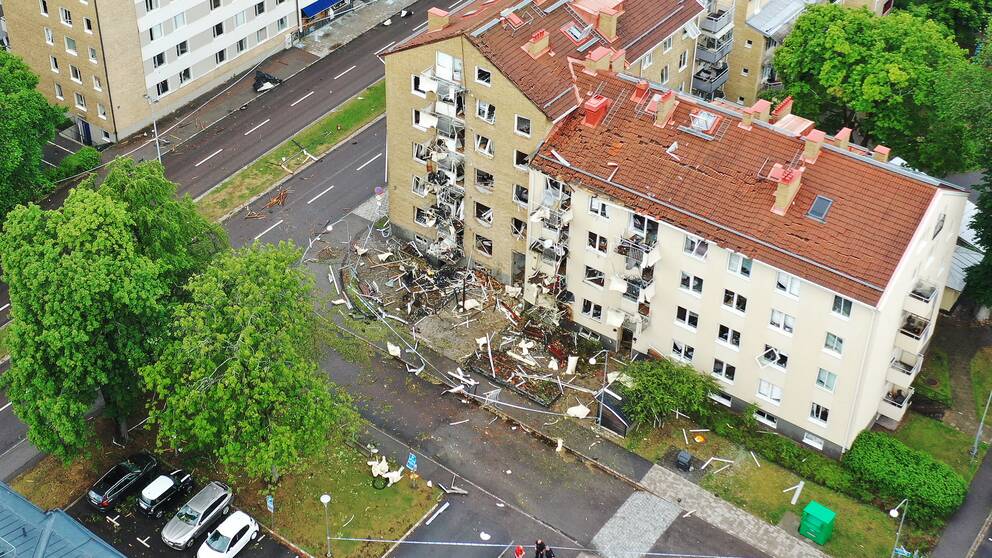 Flygbild där man ser de förstörda balkongerna på hyreshusen efter explosionen.
