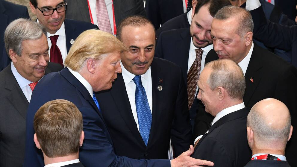 USA:s president Donald Trump och Rysslands president Vladimir Putin när de möttes på G-20 mötet i Japan den 29 Juni 2019. 