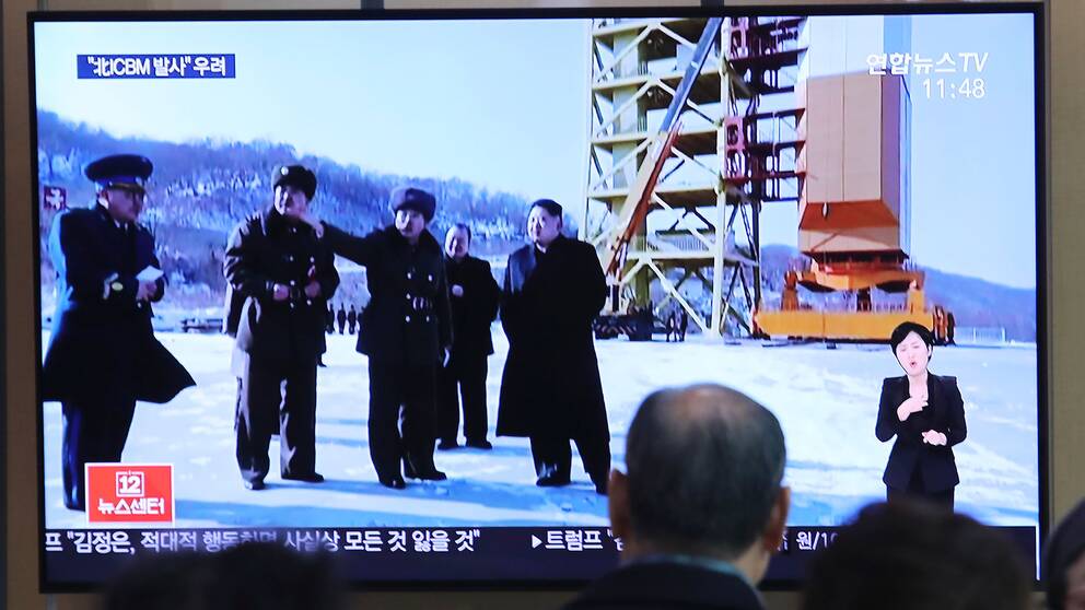 Sydkoreaner tittar på tv när Nordkoreas diktator Kim Jong Un besöker en testanläggning 9 december 2019.