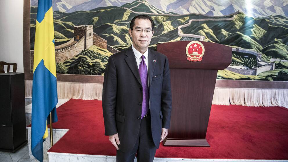 Kinas ambassadör i Sverige, Gui Congyou kritiseras för påverkansförsök mot svenska medier och är uppkallad till UD.