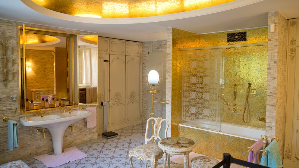 Familjen Ceaușescus residens Vårpalatset, med bland annat badrum i guld och mosaikutsmyckningar, är öppet för allmänheten sedan 2016.