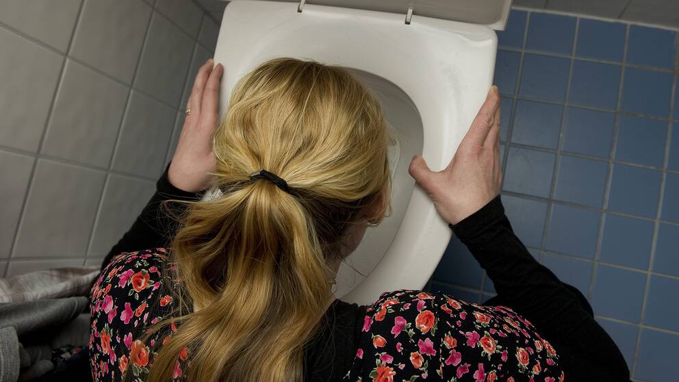 Personer som är magsjuka eller som har tagit hand om en sjuk person, ska vara extra noga med handhygienen och bör inte heller hantera livsmedel som andra ska äta, enligt Folkhälsomyndigheten.